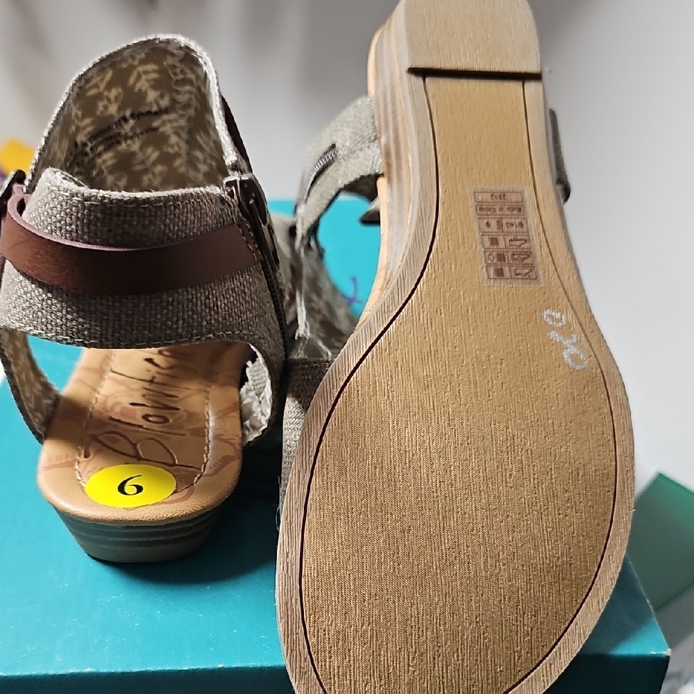 Blowfish Tan Sandals with Open-Toe Design - Picture 3 of 3